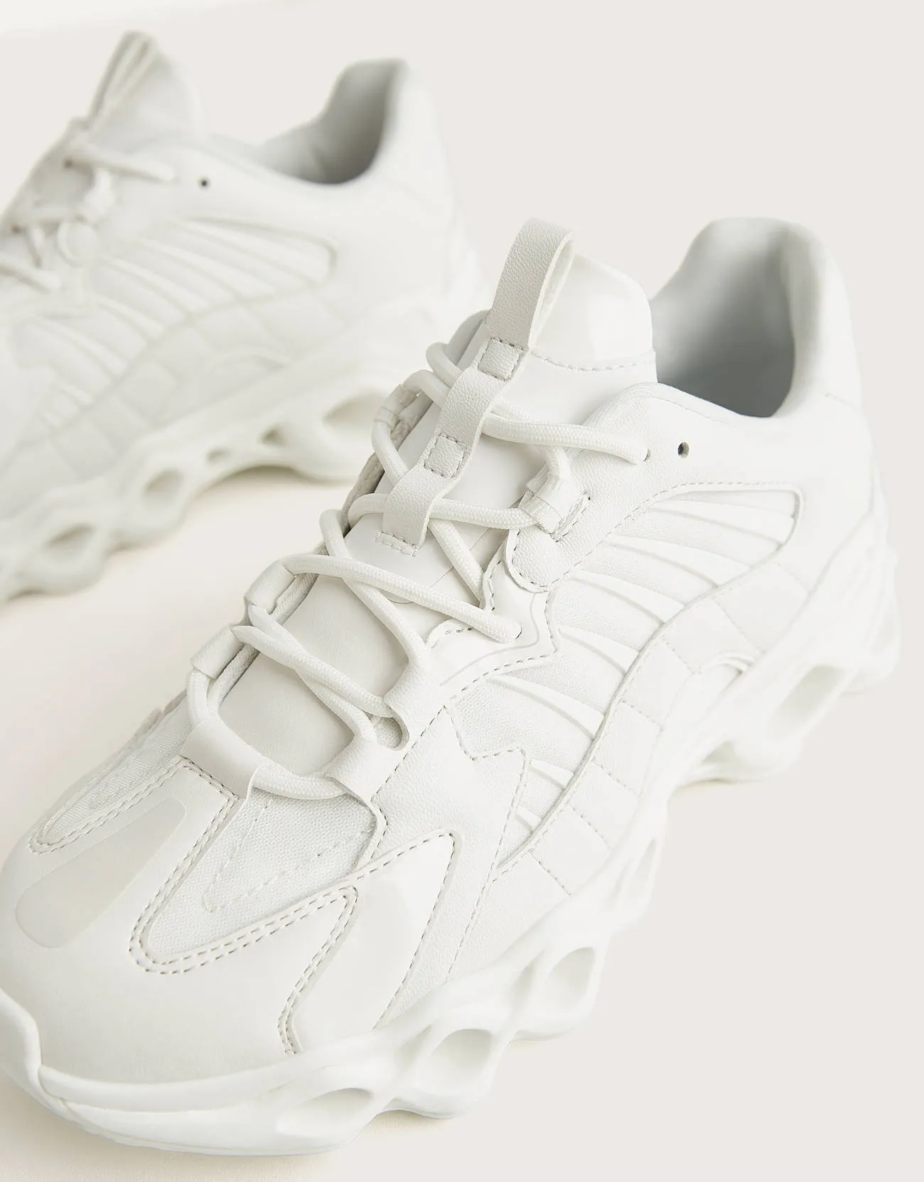 Sneaker mit Öffnungen in der Sohle